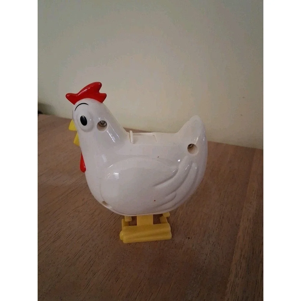COLLECTIBLE WHITE PLASTIC HUBBA BUBBA WIND UP CHICKEN DISPENSER WORKS